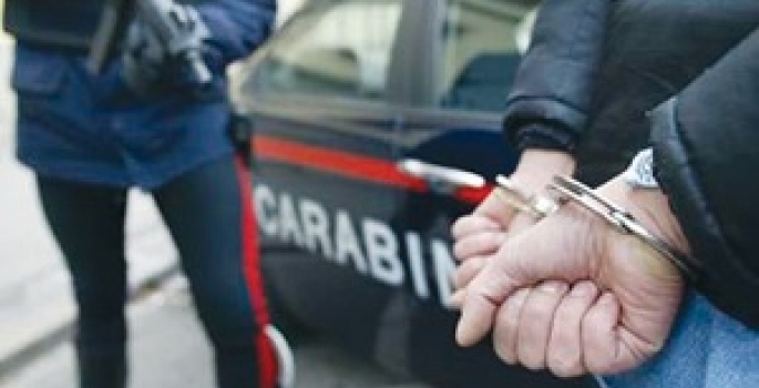 Droga e kalashnikov in casa : arrestato un 35enne