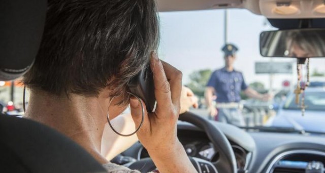 Duecento multe dei Carabinieri per l’uso del telefonino al volante dell’auto