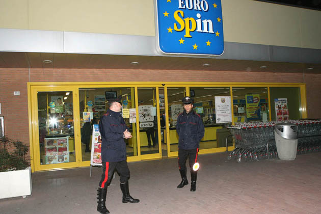 Rapina all’Eurospin con siringa: arrestato il rapinatore. “Consumava” il bottino alle slot machine