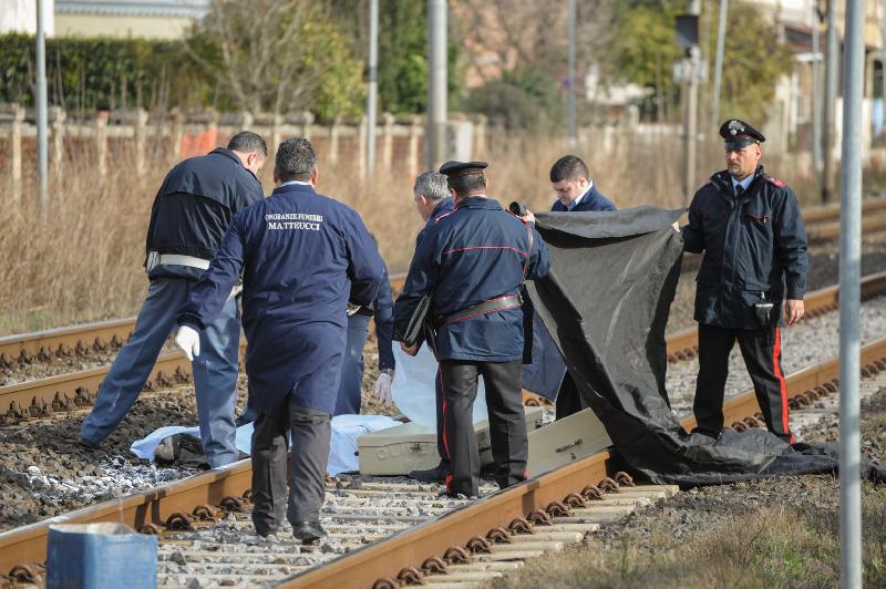 Donna travolta e uccisa dal treno merci lungo l’arteria adriatica