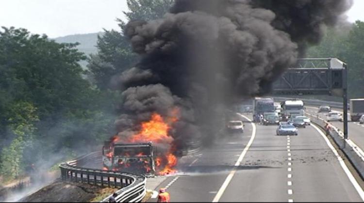 Due tir in fiamme sulla A14 dopo tamponamento:un morto e  traffico nel caos
