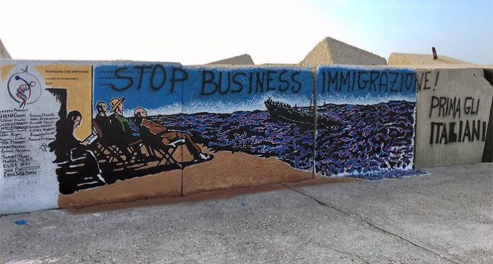 Imbrattato il murales realizzato dagli studenti: comparse scritte contro gli immigrati