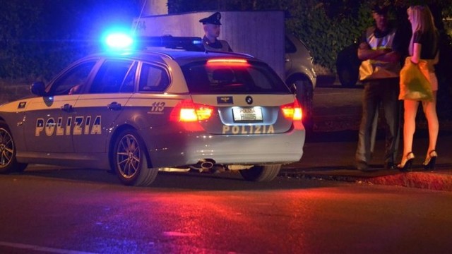 Blitz anti-prostituzione della Polizia: per due clienti una multa da ottocento euro