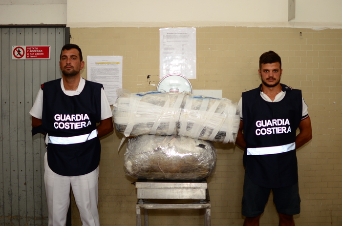 90 kg di droga recuperati in mare. Il sospetto: stesso carico dei 7 quintali del 29 giugno