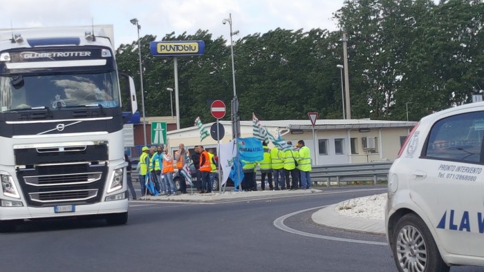 Sciopero e presidio contro gli appalti pubblici sulla A14 di Pescara Nord
