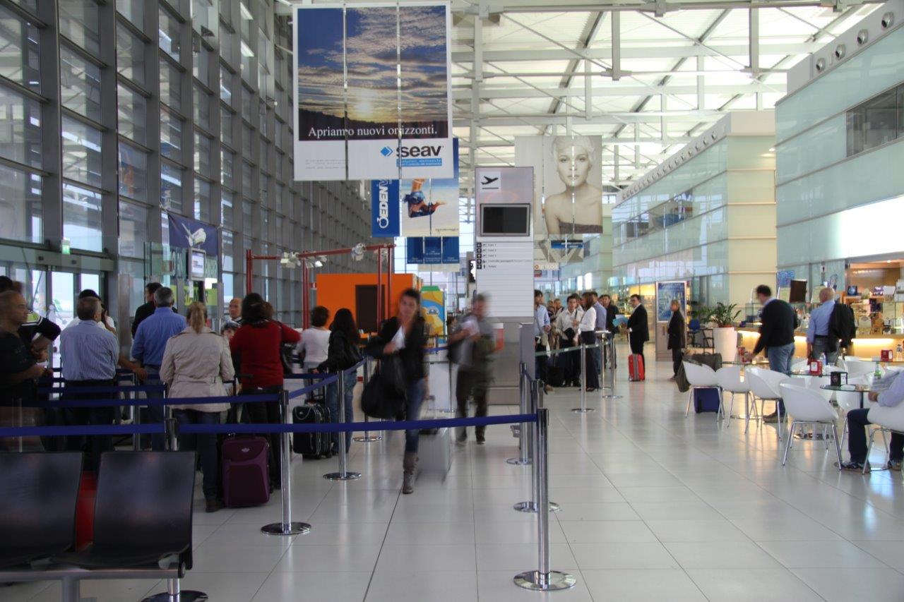 In valigia troppo denaro in contante: sceicco fermato all’aeroporto di Falconara. Disappunto di Confindustria